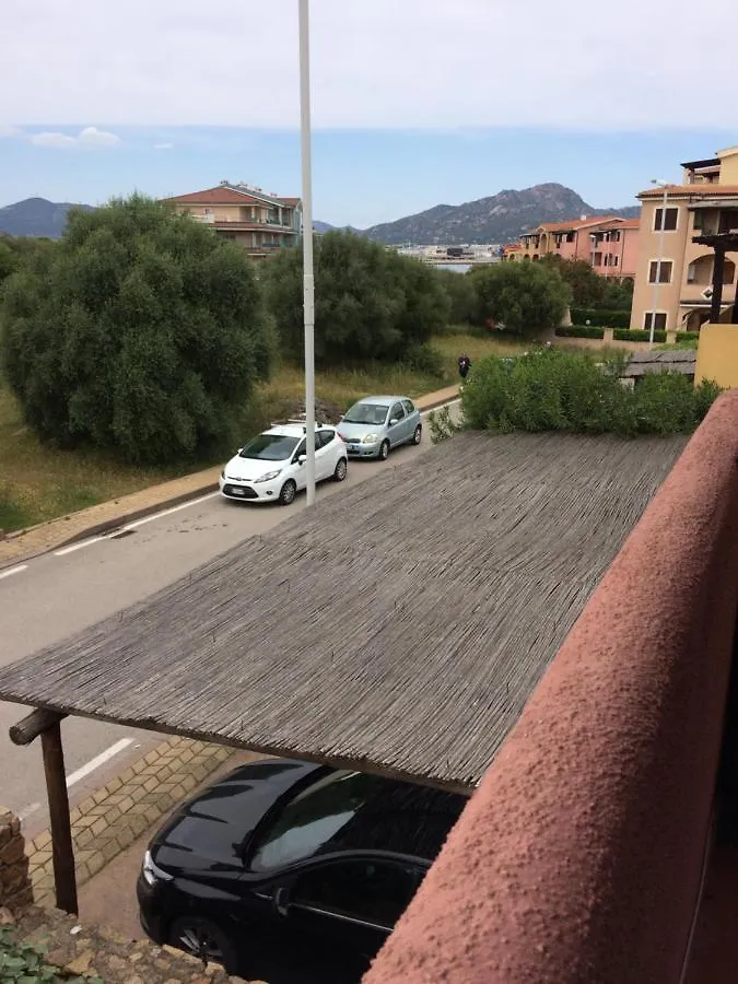 Airport by feet vicino a piedi-Port-Commercial Center-50mq-Balcony sea view-per metà rimborsabile&possibile upgrade gratis Olbia 0*,